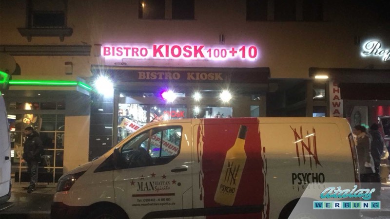 Fassadenwerbung bei Nacht — Projekt Bistro Kiosk von Atalay Werbung