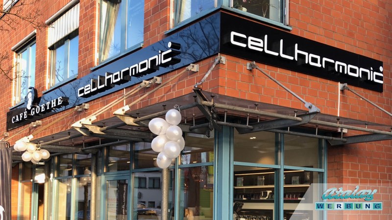 Leuchtkästen über zwei Läden — Projekt Cellharmonic / Café Goethe von Atalay Werbung