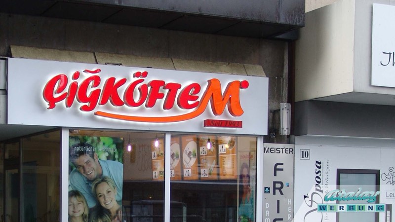 Leuchtschriftzug über dem Eingang — Projekt Çiğköftem von Atalay Werbung