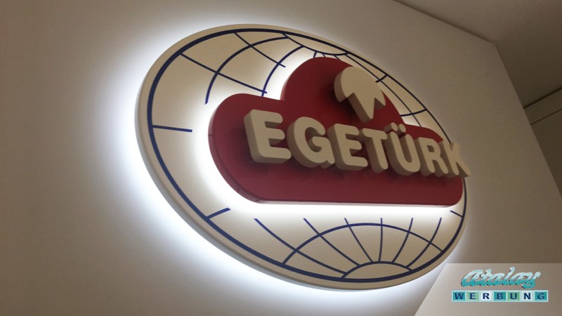 Hinterleuchtetes Logo im Empfang — Projekt Egetürk von Atalay Werbung