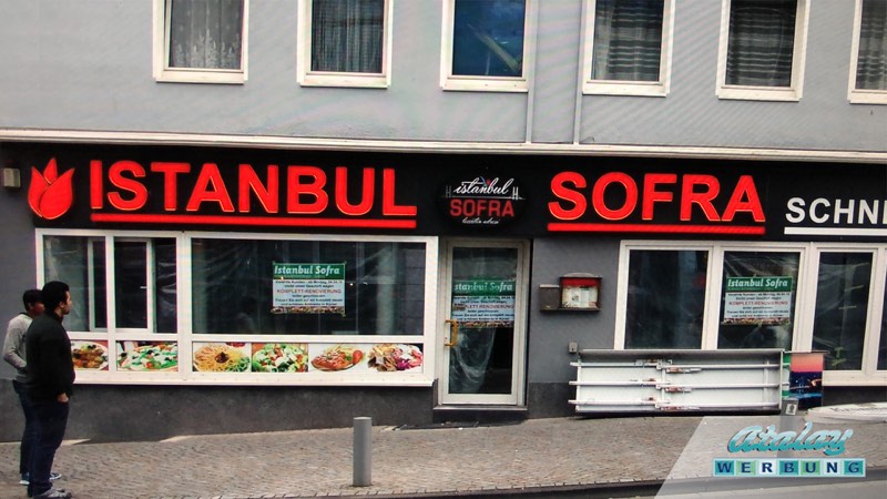 Schriftzug und Logo an der Fassade — Projekt Istanbul Sofra von Atalay Werbung