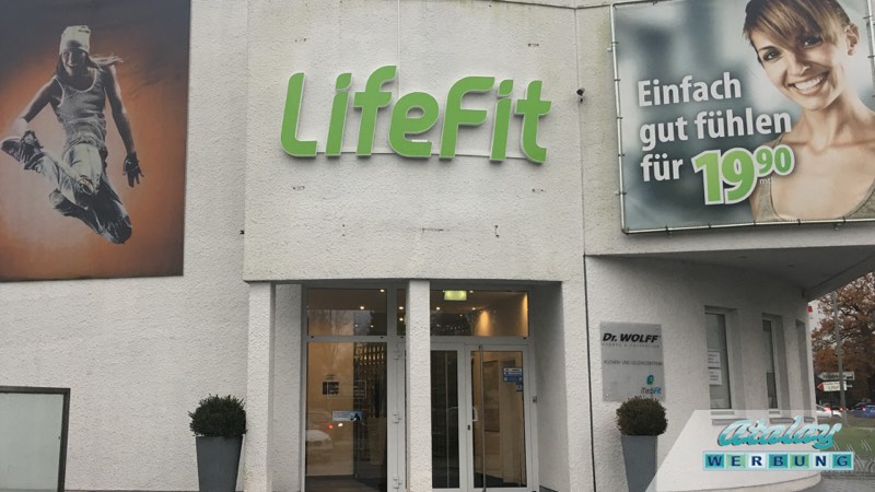Schriftzug und Großflächenmotive — Projekt LifeFit von Atalay Werbung