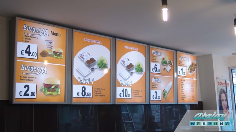 Beleuchtete Menuboards über einer Theke