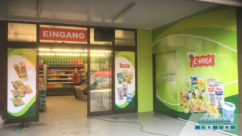 Eingangsbereich und Wandgrafik — Projekt Yayla Markt von Atalay Werbung